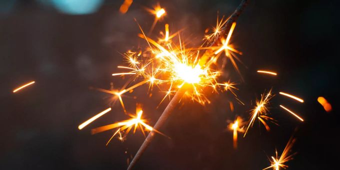 Neujahrsvorsätze sollten gut durchdacht sein, damit Sie sie auch wirklich umsetzen. Feuerwerkszündhölzchen.