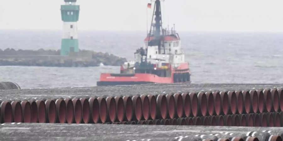 Rohre für die Ostsee-Gaspipeline Nord Stream 2 werden auf dem Gelände des Hafens Mukran bei Sassnitz gelagert. Der Hafen auf Rügen gilt als wichtigster Umschlagplatz für den Bau der Pipeline, deren Fertigstellung die USA unterbinden wollen. Foto: Stefan Sauer/dpa-Zentralbild/dpa