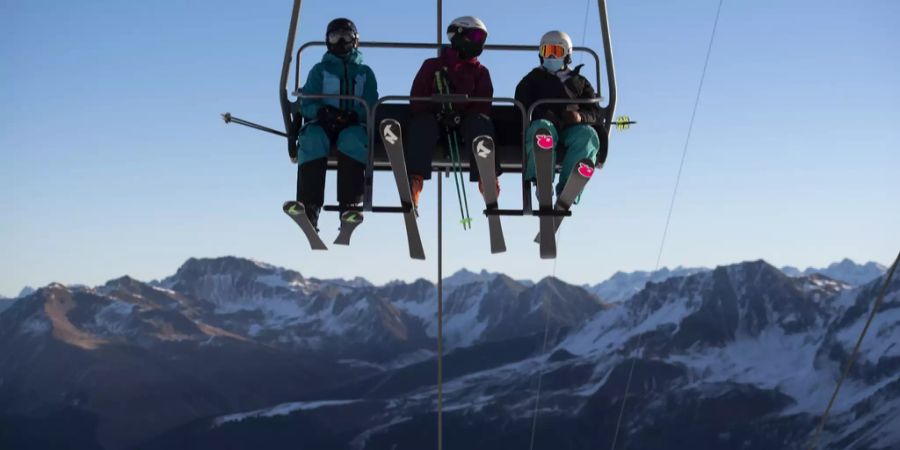 Skifahrer mit Schutzmaske gegen Covid-19, aufgenommen am Sonntag, 29. November 2020, beim «Hoernli» in Arosa.