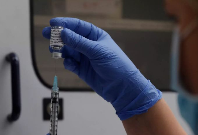 07.10.2020, Grossbritannien, London: Ein medizinischer Mitarbeiter bereitet während der Studie im St. George's University Hospital in London eine Dosis mit dem Corona-Impfstoff von Novavax für eine Impfung vor. Der Impfstoff-Kandidat des US-amerikanischen Herstellers Novavax hat laut vorläufigen Ergebnissen rund 90 Prozent Wirksamkeit gegen Covid-19 aufgezeigt. Foto: Alastair Grant/AP/dpa +++ dpa-Bildfunk +++ Corona-Impfstoff von Novavax