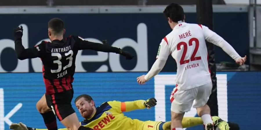 Eintracht-Torjäger André Silva (l) brachte Frankfurt beim Sieg gegen den 1. FC Köln in Führung. Foto: Thomas Frey/dpa