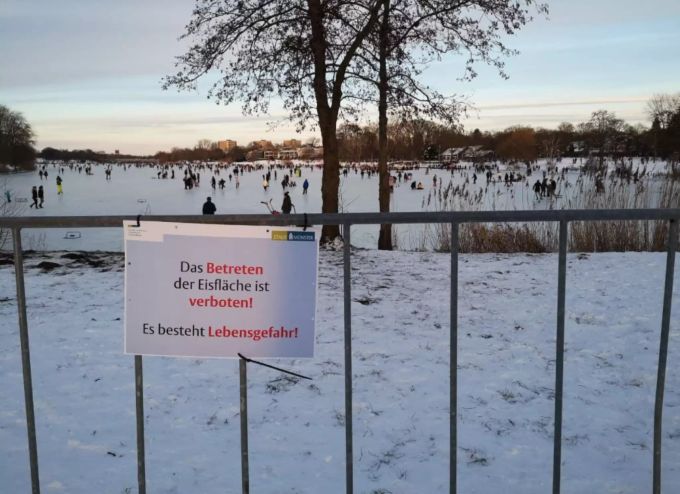 Trotz Warnschilder versammelten sich die Menschen auf den gefrorenen Seen. Das wärmer werdende Wetter erhöht die Einsturzgefahr erheblich. Winter