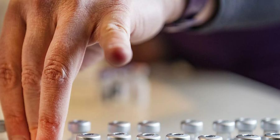 Der US-Pharmakonzern Pfizer wird vorübergehend die Liefermenge seines gemeinsam mit Biontech entwickelten Corona-Impfstoffes an europäische Länder senken. Grund sei ein Hochfahren des Produktionskapazitäten. (Archivbild)