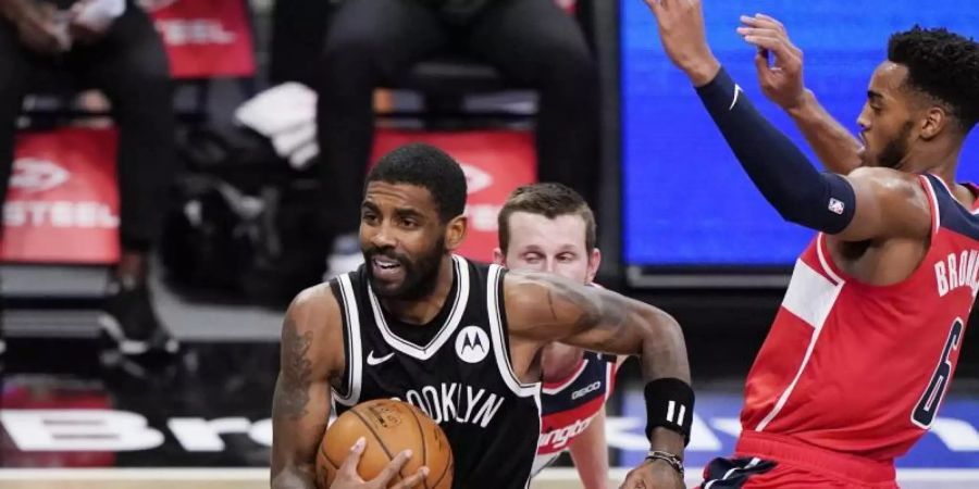 Kommt der Besuch einer privaten Party teuer zu stehen: Brooklyn-Star Kyrie Irving (l). Foto: Kathy Willens/AP/dpa