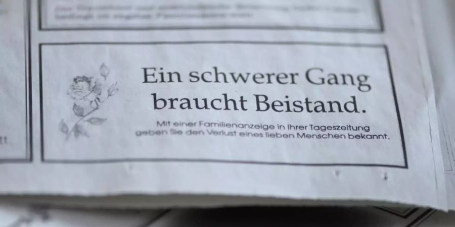 Viele Medienhäuser verzeichneten im vergangenen Jahr mehr Traueranzeigen. Es gab aber auch mehr Grussanzeigen. Foto: Sebastian Kahnert/dpa-Zentralbild/dpa