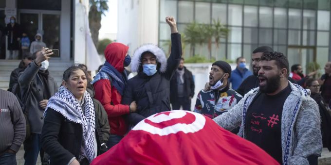 Tunesien: Eine kleine Gruppe feiert die Flucht des Langzeitherrschers Ben Ali vor zehn Jahren. Tunesien Revolution 10 Years