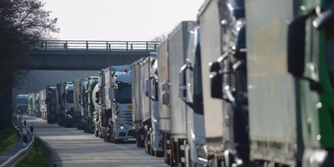 LKWs stehen in einer Kolonne. (Symbolbild) lkw deutschland