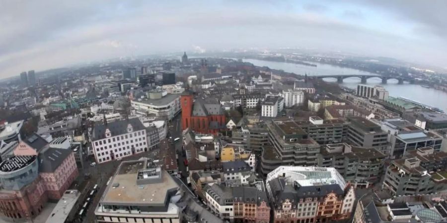 Blick über die Stadt Mainz vom Dom aus mit einer Fischaugen-Optik. Mainz hat im Ranking deutscher Grossstädte bei der Wirtschaftskraft einer Studie zufolge deutlich an Boden gut gemacht. Foto: Fredrik von Erichsen/dpa