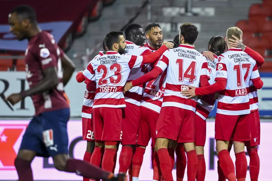 Die Spieler des FC Sion bejubeln den Führungstreffer im Spiel gegen Servette.