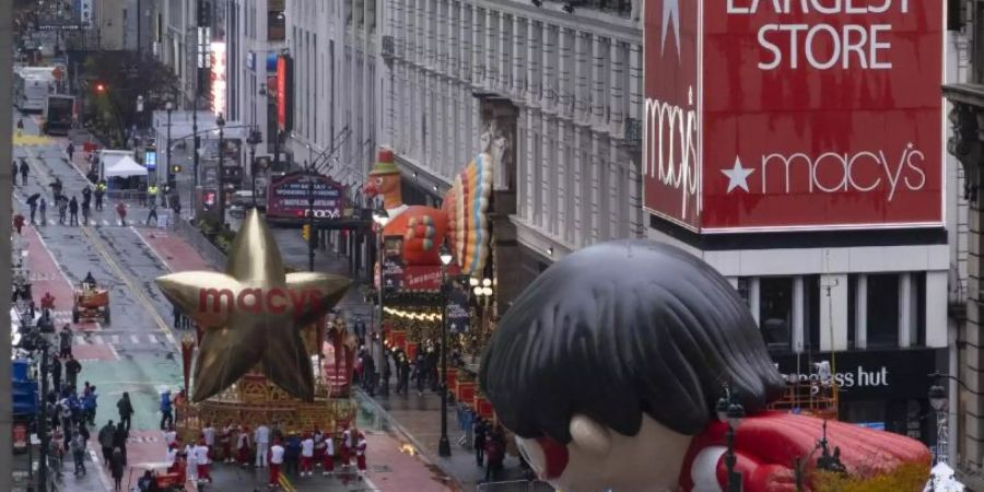 Riesige Ballons in fast menschenleeren Strassen: die Thanksgiving-Parade in New York. Foto: Craig Ruttle/AP/dpa