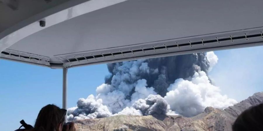 Fast ein Jahr nach einem verheerenden Vulkanausbruch in Neuseeland ist nun bekannt geworden, dass ein weiterer Mensch an den Folgen seiner Verletzungen gestorben ist. Foto: Michael Schade/XinHua/dpa