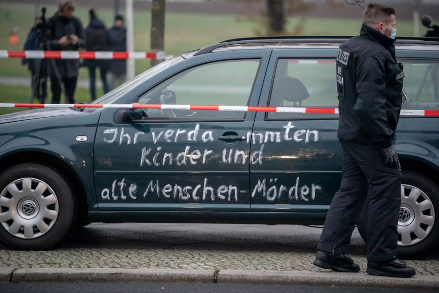 Auto mit Protest-Botschaft rammt Tor zum Kanzleramt