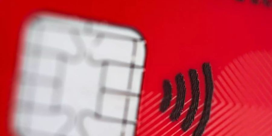 Wer trägt das Missbrauchsrisiko bei einer Bankkarte, die für kontaktloses Bezahlen kleiner Beträge ohne Pin-Code freigeschaltet ist? Der EuGH sieht die Verantwortung bei den Banken. Foto: picture alliance / Rolf Vennenbernd/dpa
