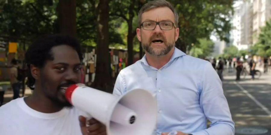 Peter Düggeli musste eine Live-Schaltung unterbrechen, weil ihn ein Demonstrant störte.