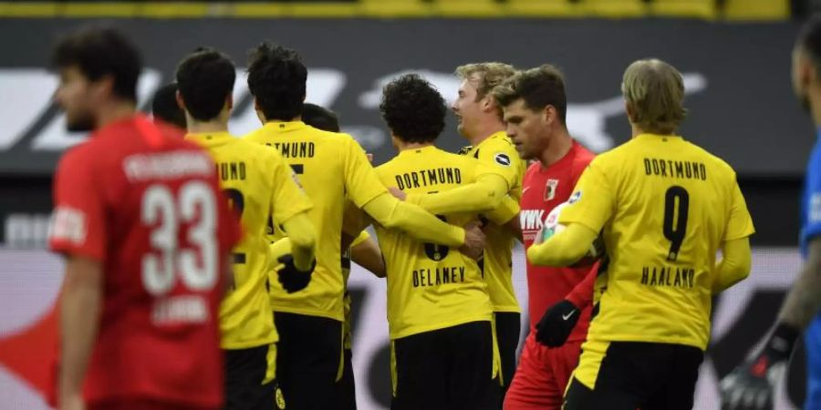Dortmunds Mannschaft bejubelt den Treffer zum 1:1-Ausgleich durch Thomas Delaney (M). Foto: Martin Meissner/Pool AP/dpa