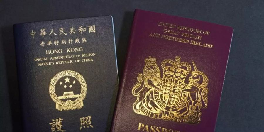 Peking will sogenannte BNO-Pässe künftig nicht mehr als Reisedokument und Identitätsnachweis akzeptieren. Und Besitzer müssen sich womöglich auf weitere Einschränkungen einstellen. Foto: Kin Cheung/AP/dpa