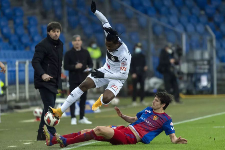 Timm Klose (r.) steht beim FC Basel derzeit in der Kritik.