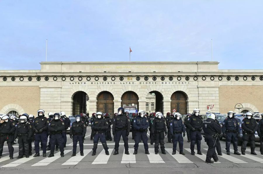 Polizisten stehen während einer Demonstration gegen die Corona-Massnahmen am 31. Januar auf der Ringstrasse vor dem Burgtor.