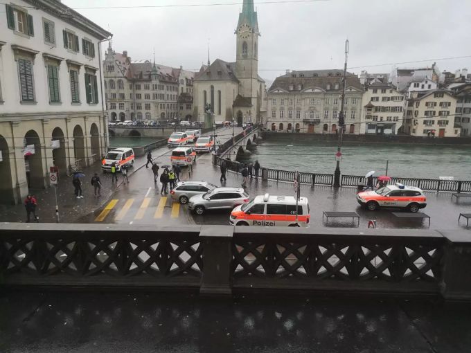 Die Polizei hat die Münsterbrücke gesperrt. Polizei Zürich