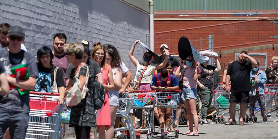 Long queues are seen outside Coles in Maylands, one of the potential exposure sites, in Perth, Sunday, January 31, 2021. West Australian Premier Mark McGowan has announced a five-day lockdown for metropolitan Perth and two nearby regions after a COVID-19 hotel quarantine breach. (AAP Image/Richard Wainwright) NO ARCHIVING