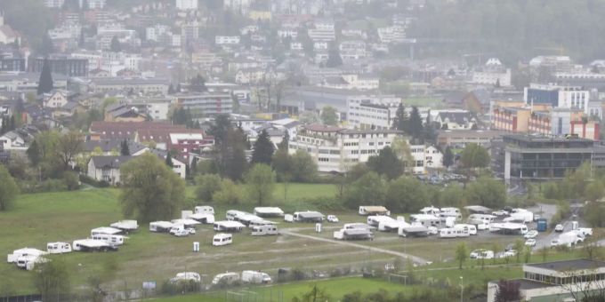 Rund 500 Jenische mit ca. 40 Wohnwagen auf einem Industierareal der Stadt Luzern im Schlund in der Gemeinde Kriens, am Montag, 18. April 2016. (Archivbild) fahrende