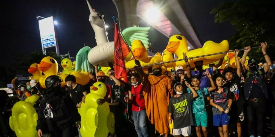 Protestierende in Thailand mit Gummi-Enten