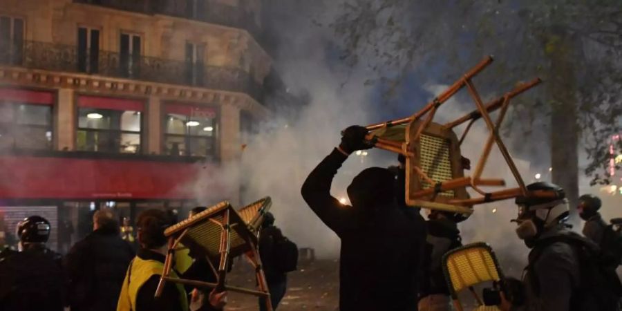 In Paris ist es zu Zusammenstössen zwischen Demonstranten und der französischen Bereitschaftspolizei gekommen. Foto: Alain Jocard/AFP/dpa