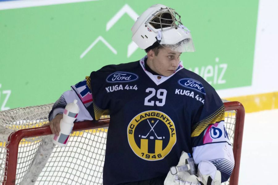 Langenthal-Goalie Andri Henauer muss sich bereits im ersten Drittel dreimal geschlagen geben.