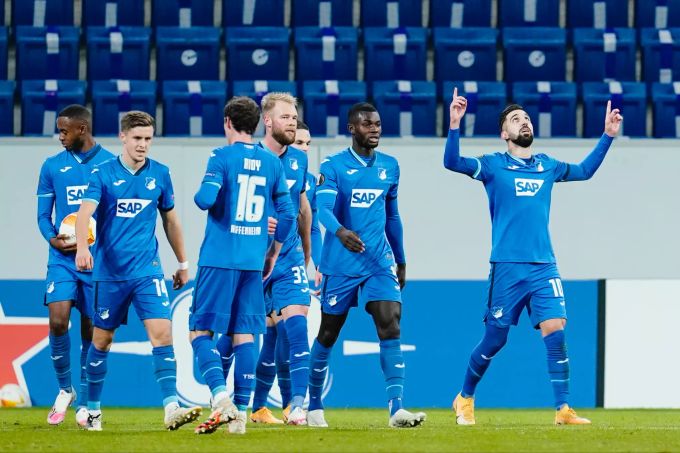 Torschütze Munas Dabbur, Spieler der TSG 1899 Hoffenheim, jubelt mit Mannschaftskollegen über das Tor zum 1:0 gegen Slovan Liberec. TSG 1899 Hoffenheim