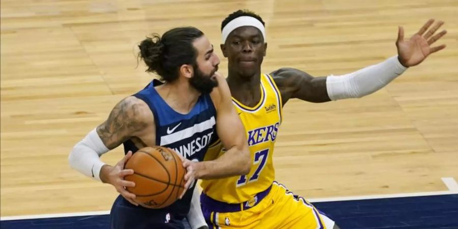 Ricky Rubio (l) von den Minnesota Timberwolves und Dennis Schröder von den Los Angeles Lakers in Aktion. Foto: Jim Mone/AP/dpa