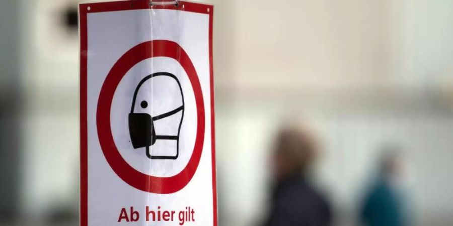 Voraussetzung für ein Sinken der Sieben-Tage-Inzidenz ist die weitere Beachtung von Abstandsregeln und Maskenpflicht. Foto: Federico Gambarini/dpa