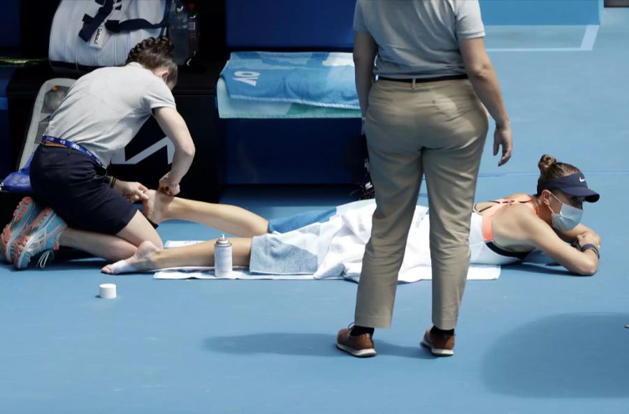 Bencic muss sich während der Partie lange behandeln lassen.