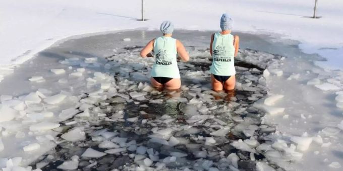 Seit sechs Jahren treffen sich die Frauen und Männer von den Hasselfelder Eisperlen wöchentlich zum Eisbaden. Anfänger müssen langsam mit der Gewöhnung an das eiskalte Wasser beginnen. Aber ist das auch gesund? Foto: Matthias Bein/dpa-Zentralbild/dpa winterbaden