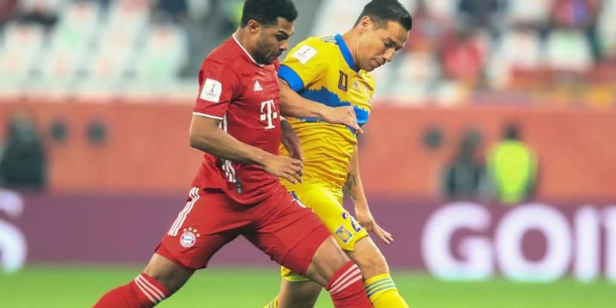 Serge Gnabry (l) zog sich einen Muskelfaserriss zu. Foto: Mahmoud Hefnawy/dpa