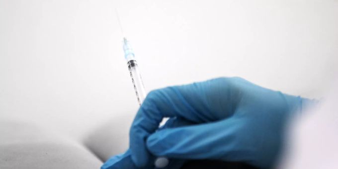 Eine Spritze mit der Impfung gegen das Coronavirus.