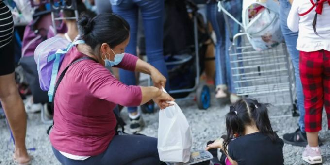 Ausgabe von Nahrungsmitteln in New York
