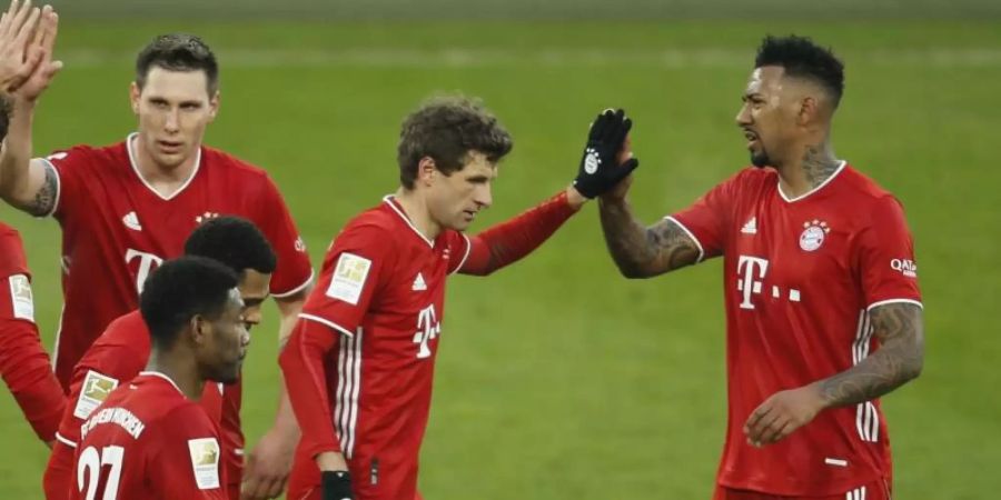 Thomas Müller (2.v.r) spricht sich für einen Verbleib von Jérôme Boateng (r) beim FC Bayern aus. Foto: Leon Kuegeler/Reuters/Pool/dpa