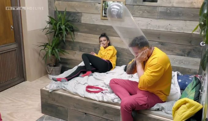«Dschungelshow»: Oliver lässt das Kondom zerplatzen. «Dschungelshow»