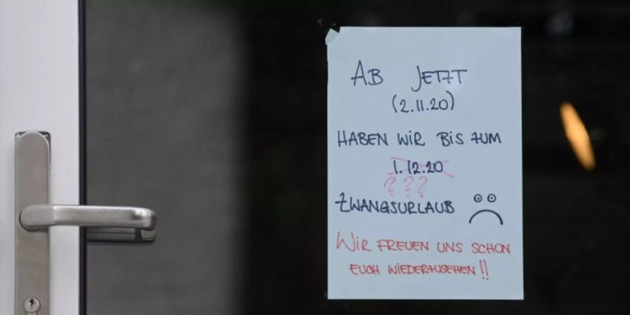 Schild an geschlossenem Geschäft in Bayern