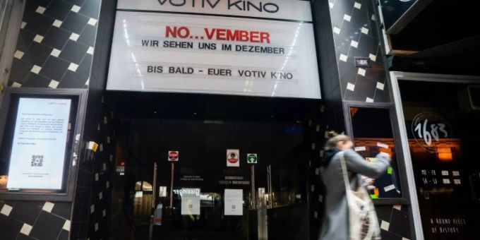 Eine Frau vor einem geschlossenen Kino in Wien. Freizeiteinrichtungen machen heute Sonntag nach drei Wochen Lockdown wieder die Türen auf. Coronavirus