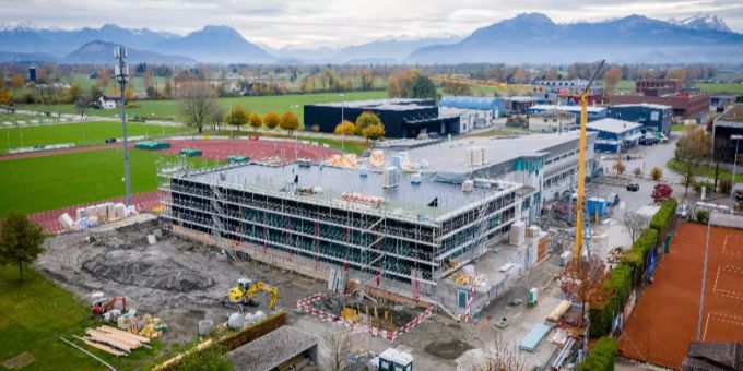 Baustelle Hallenbad mit der neuen 25 Meter Schwimmhalle im Vordergrund.