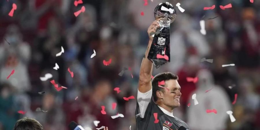 Quarterback Tom Brady von den Tampa Bay Buccaneers jubelt mit der Vince Lombardi Trophy. Foto: Ashley Landis/AP/dpa