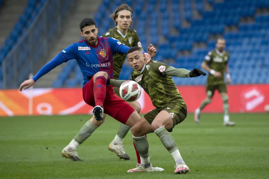 Eray Cömert (l.) vom FC Basel im Kampf um den Ball gegen Sions Patrick Luan.