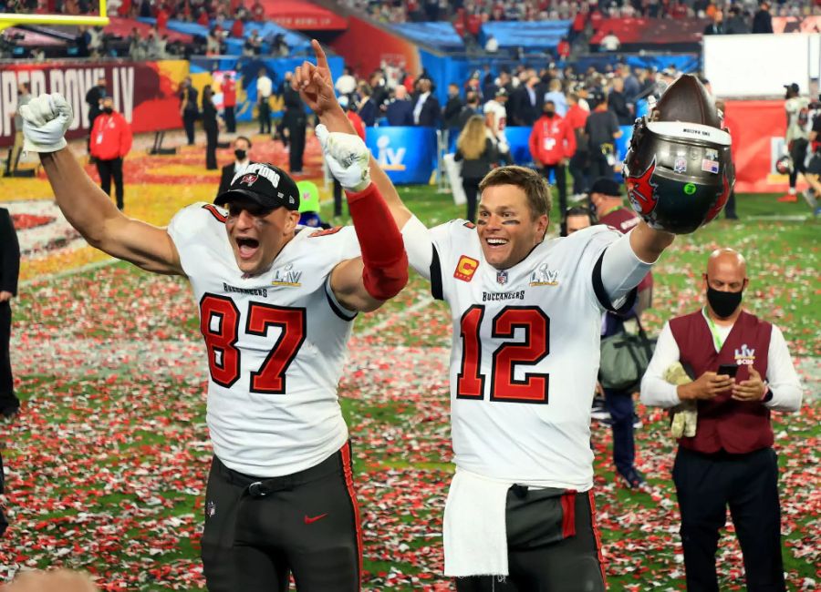 Tom Brady und sein langjähriger Teamkollege Rob Gronkowski feiern den Gewinn des Super Bowls.