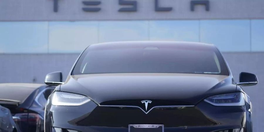 Ein Tesla Model X Sports Utility Vehicle steht in einem Tesla-Händlerhaus in den USA. Trotz der Corona-Krise erreichte Tesla 2020 einen Überschuss von 721 Millionen Dollar. Foto: David Zalubowski/AP/dpa