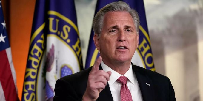 Kevin McCarthy, Minderheitsführer der Republikaner im Repräsentantenhaus, spricht während einer Pressekonferenz im Kapitol. Nach der Amtseinführung von US-Präsident Biden - McCarthy