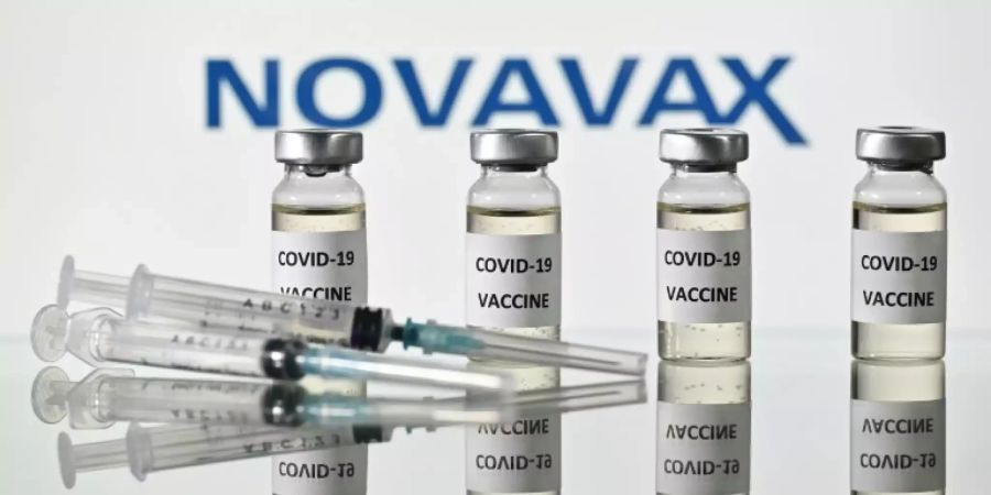 Novavax-Ampullen mit Impfstoff-Aufkleber