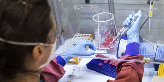 Eine Mitarbeiterin der Abklärungs- und Teststation ATS Feldreben führt einen Covid-Schnelltest im Labor durch, am Donnerstag, 3. Dezember 2020, in Muttenz. (Symbolbild) Coronavirus Test