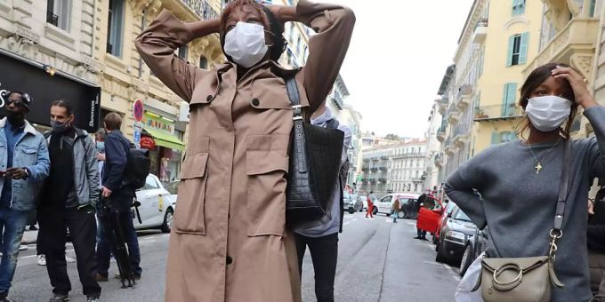 Nach einem Messerangriff in der Kirche Notre-Dame in der südfranzösischen Küstenstadt Nizza steht eine Verwandte eines Opfers weinend vor der Kirche. Bei der Messerattacke hat es mindestens drei Tote und mehrere Verletzte gegeben. Nizza