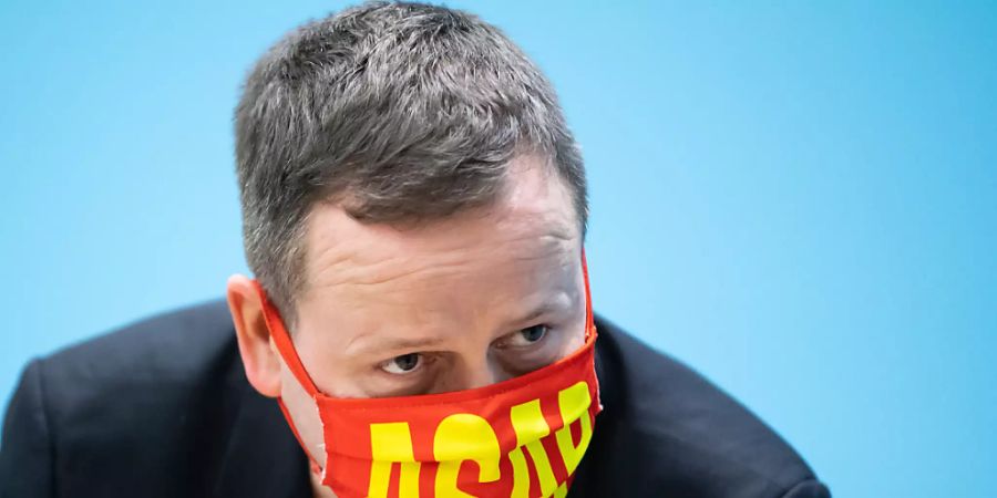 Klaus Lederer (Die Linke), Berliner Kultursenator, steht bei der Pressekonferenz nach der Sitzung des Berliner Senats mit einer Maske mit der Aufschrift «ASAP». Foto: Bernd von Jutrczenka/dpa